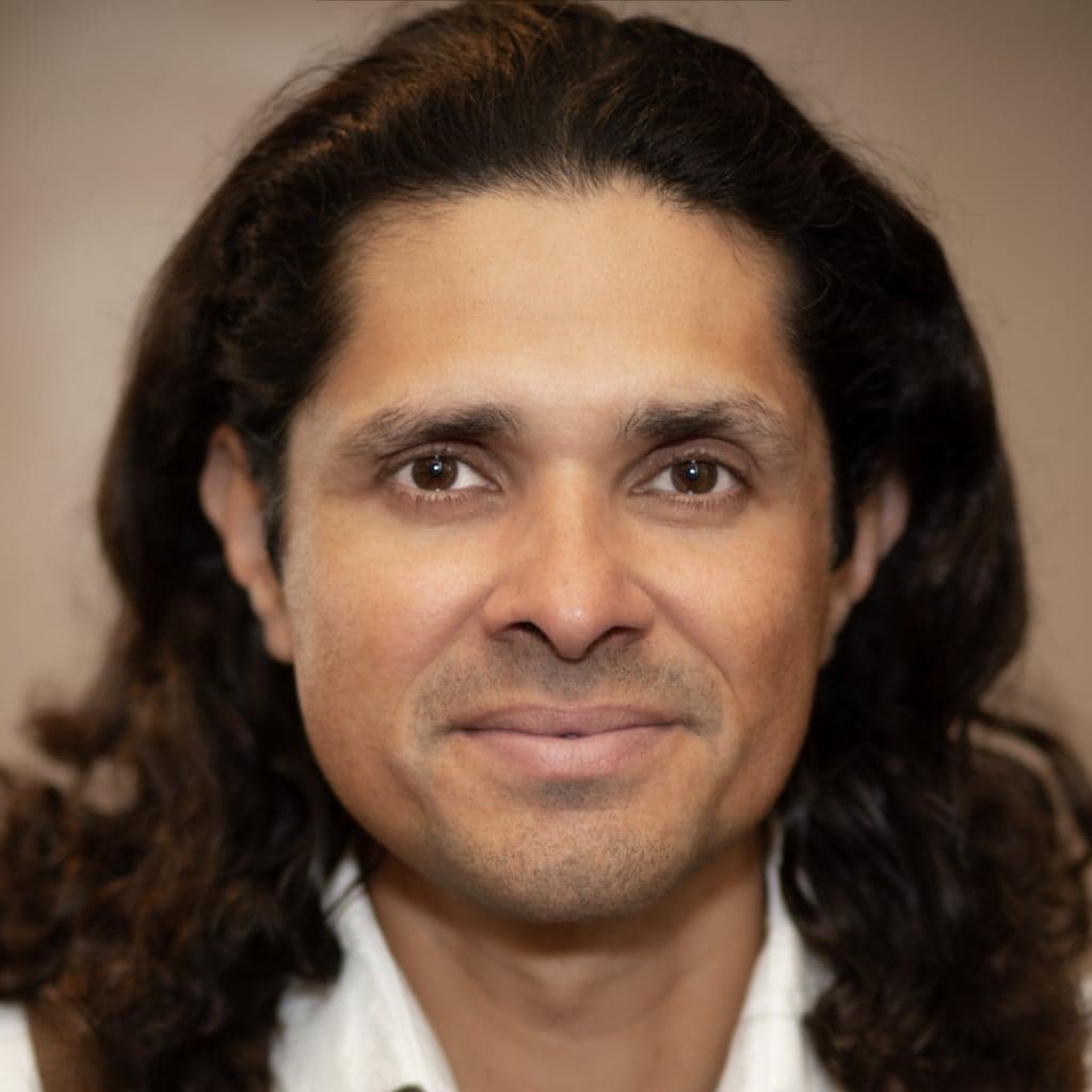 Alvaro Quesada headshot